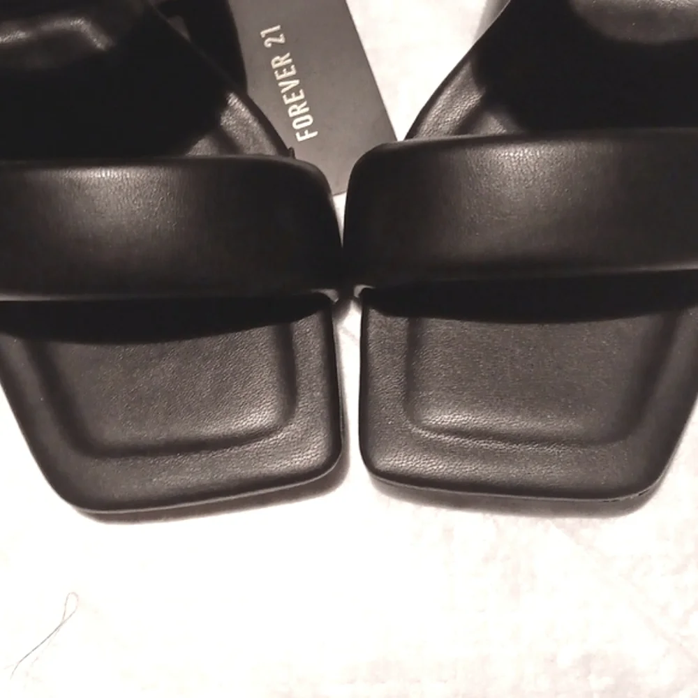 FOREVER 21. BLACK SQUARE TOE SANDAL. SIZE 9 - Picture 8 of 9